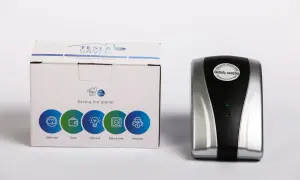 Pudełko z napisem "Tesla Saver Eco" i urządzenie do oszczędzania energii elektrycznej.