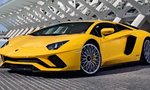 Żółty Lamborghini Aventador z futurystyczną architekturą w tle.