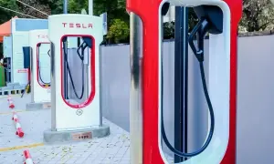 Czy Tesla potrzebuje benzyny? Odkryj prawdę o samochodach elektrycznych