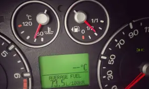 Wskaźniki pokazują temperaturę silnika, poziom paliwa i średnie spalanie 73.5L/100km.