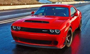 Czerwony Dodge Challenger 5.7 Hemi na torze wyścigowym, gotowy do startu.
