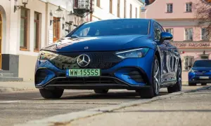 Elegancki, granatowy Mercedes EQE na ulicy.