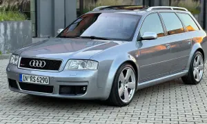 Srebrne Audi RS6 C5 Avant na kostce brukowej, z odbiciem zachodzącego słońca na karoserii.