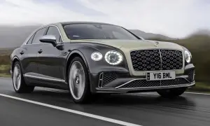 Elegancki Bentley Flying Spur w dwukolorowym malowaniu pędzi po drodze. Sprawdź, jaka jest aktualna bentley cena.
