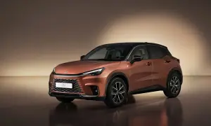 Pomarańczowy Lexus LBX z czarnym dachem, prezentujący swoje kompaktowe wymiary.