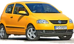 Żółty Volkswagen Fox z polskimi tablicami PO 590FF, gotowy do jazdy.