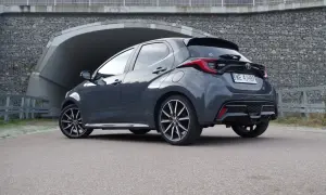 Szary Toyota Yaris Hybrid stoi przed tunelem.