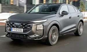 Szary Audi Q3 Sportback w ruchu. Sprawdź aktualną audi q3 cena i ofertę.
