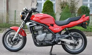 Czerwony Kawasaki ER-5, gotowy na przygodę.