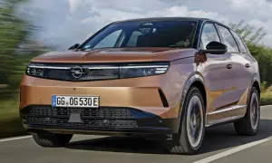 Brązowy Opel Grandland w ruchu. Sprawdź atrakcyjną opel grandland cenę i odkryj jego możliwości.