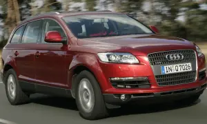 Czerwony Audi Q7 w ruchu. Sprawdź aktualną audi q7 cena i możliwości tego luksusowego SUV-a.