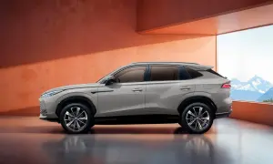 Elegancki, szary SUV MG. Sprawdź jego cenę i możliwości.
