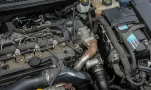 Silnik 1.7 CDTI z widocznymi wtryskiwaczami, turbosprężarką i akumulatorem.