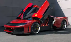 Czerwone Ferrari F80 z otwartymi drzwiami typu "gullwing", gotowe do startu.
