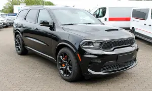 Czarny Dodge Durango 5.7 Hemi z pomarańczowymi zaciskami hamulcowymi, gotowy na przygodę.