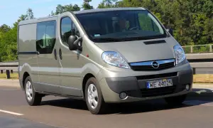 Srebrny Opel Vivaro 2.0 CDTI w ruchu drogowym, z kierowcą za kierownicą.