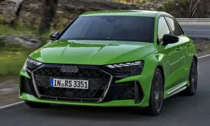 Zielony Audi RS3 na drodze. Sprawdź atrakcyjną audi rs3 cena i poczuj moc.
