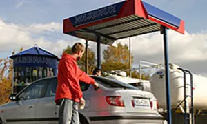 Mężczyzna tankuje samochód na stacji LPG. Ekologiczne rozwiązania lpg to przyszłość motoryzacji.