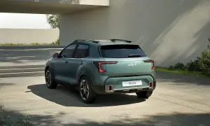 Zielony Kia Stonic z tyłu, nowoczesny design. Sprawdź atrakcyjną kia stonic cena i wyposażenie.