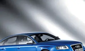Niebieski Audi RS6 sedan, sportowa limuzyna z charakterystycznym grillem i reflektorami, gotowa do dynamicznej jazdy.
