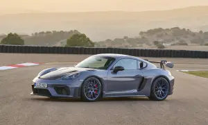 Szary Porsche GT4 RS na torze wyścigowym, z charakterystycznym skrzydłem i niebieskimi felgami.