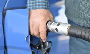 Dłoń trzymająca pistolet do tankowania gazu LPG. Słychać pikanie gazu LPG od razu po włączeniu.