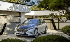 Elegancki Maybach SUV w kolorze srebrno-czarnym zaparkowany przed nowoczesnym domem.