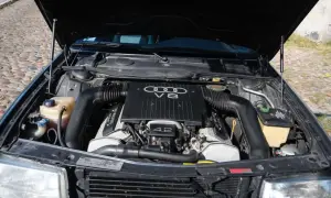 Silnik V8 4.2 Audi, serce potężnej maszyny, gotowe do drogi.