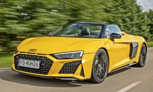 Żółte Audi R8 Spyder w ruchu. Sprawdź aktualną audi r8 cena i poczuj wolność.