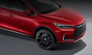 Czerwony BYD Tang błyszczy na ciemnym tle, prezentując eleganckie linie i sportowe felgi.