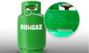 Zielona butla LPG z powiększeniem na wybite na niej dane techniczne i datę.