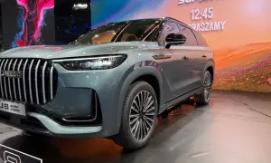 Nowoczesny, szary SUV Jaecoo J8 Super Hybrid prezentuje się na wystawie.