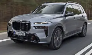 Szary BMW X7 M Sport w ruchu. Sprawdź aktualną bmw x7 cena i dostępne konfiguracje.