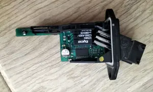 Elektronika sterująca szybą, która nie działa. Widoczny moduł z układami i złączami.