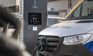 Samochód elektryczny podłączony do ładowarki Innogy. Czas ładowania samochodu elektrycznego w toku.