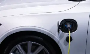 Ładowanie samochodu elektrycznego: wtyczka w gnieździe, pytanie brzmi, jak długo trwa ładowanie.