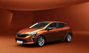 Pomarańczowy Renault Clio 2025 prezentuje nowoczesny design.