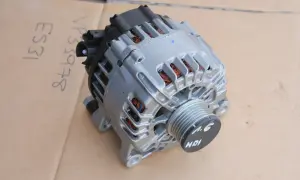 Alternator samochodowy z widoczną diodą, gotowy do montażu.