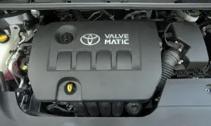 Silnik Valvematic w Toyota Verso 1.8 benzyna. Widoczny czarny plastikowy dekiel z logo Toyoty i napisem Valve Matic.