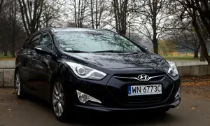 Czarny Hyundai i40 1.7 CRDi na tle jesiennego parku. Elegancki kombi gotowy na podróż.