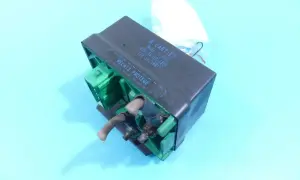 Moduł przekaźnika chroniący przed błędami DTC P1351 w Peugeot.