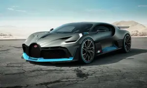 Szary Bugatti Divo z niebieskimi akcentami na pustynnej drodze.