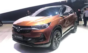 Nowy Buick Encore w miedzianym kolorze, prezentowany na wystawie.