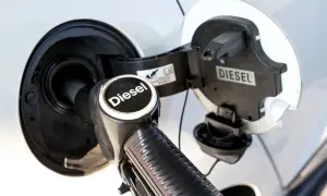 Pistolet do tankowania z napisem "Diesel" wlewa paliwo do samochodu z silnikiem diesla.