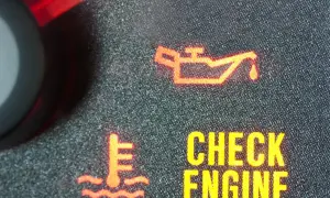 Czerwona kontrolka ciśnienia oleju świeci się obok ikony termometru i napisu "CHECK ENGINE".