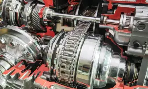 Przekładnia **cvt** z widocznym łańcuchem i elementami metalowymi.