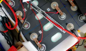 Ile kosztuje bateria do samochodu elektrycznego i co musisz wiedzieć?