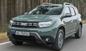 Zielony Dacia Duster 2024 na drodze. Sprawdź atrakcyjną dacia duster 2024 cena i wybierz swój nowy samochód.