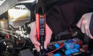 Diagnostyka i naprawa instalacji elektrycznych w aucie za pomocą testera obwodów.