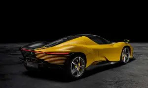 Żółty Ferrari Daytona z czarnym dachem i detalami, prezentujący swoje sportowe linie na ciemnym tle.